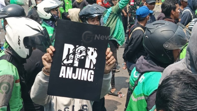 Massa demo di depan Mako Brimob Polda Metro Jaya di Kwitang, Jakarta Pusat, Jumat (29/8/2025). [FTNews.co.id/Selvianus Kopong Basar]